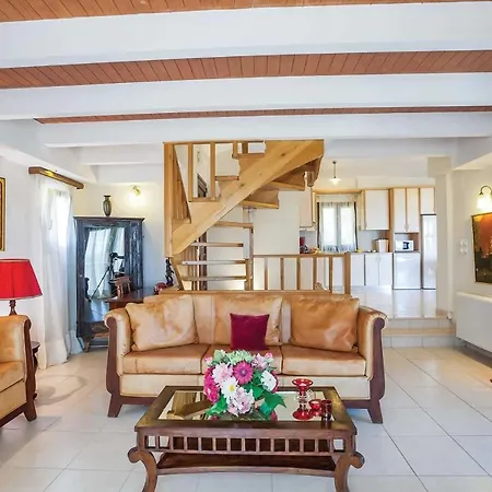 Rachi Sleeps 6 Air Con Wifi Villa